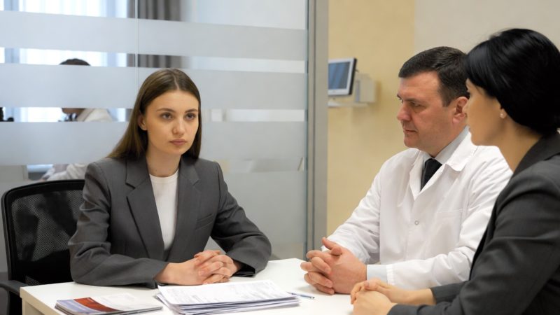 Координатор клиники объясняет молодой бездетной женщине, почему она не может стать сурмамой в РФ, и предлагает альтернативные опции жизненного выбора